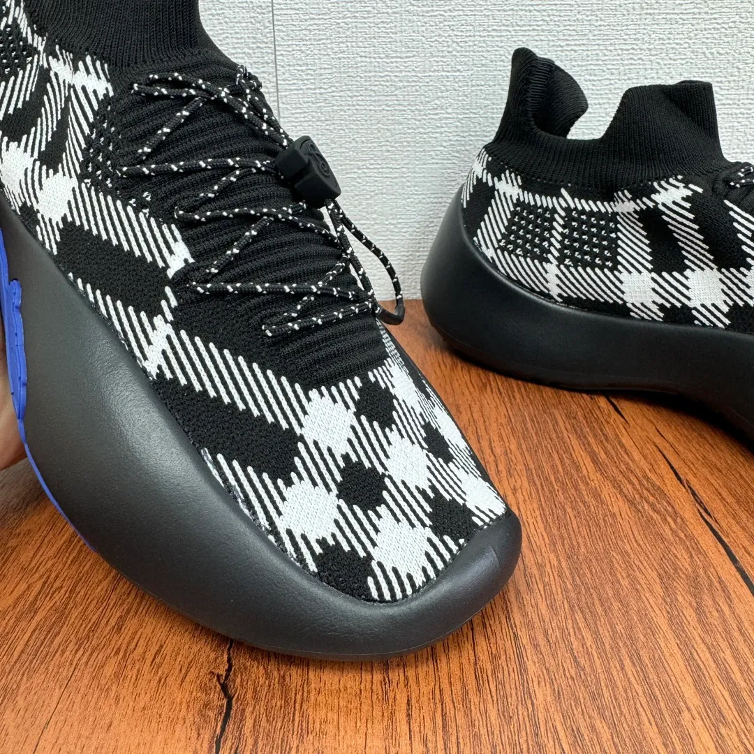 Batch 720 Guangdong high version War Horse series Burberry new men's knitted casual sneakers Burberry's classic yarn inspires the sophistication and sporty taste of this sneaker. The variegated knitted upper is extremely light and elastic, showing a tight appearance on both sides of the shoe, while the toe box adopts the unique "micropore" technology of sports accessories to sublimate breathability. The elasticity of knitwear ensures that shoes fit better and are more comfortable to wear. It is equipped with a lightweight rubber outsole, an unlined design, embellished with branded drawstring accessories, and a combination of pull-on and lace-up styles. It is comfortable and breathable for the upper foot, and comes with a full set of original packaging dust bags! Size: 39-40-41-42-43-44 Leather shoe size Item number: B9368 Black and white